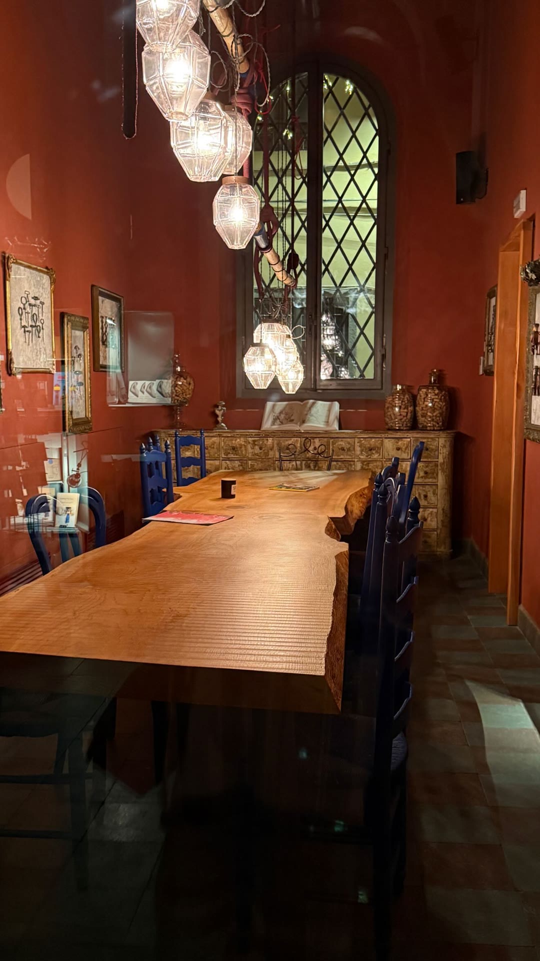 Cozy red-walled room in Florence