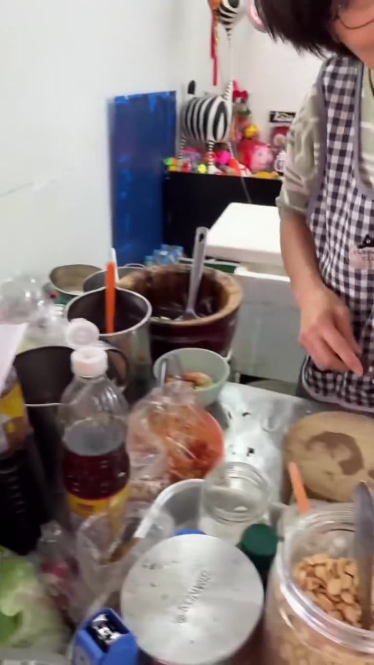 Som tam pounded at a Bangkok street stall