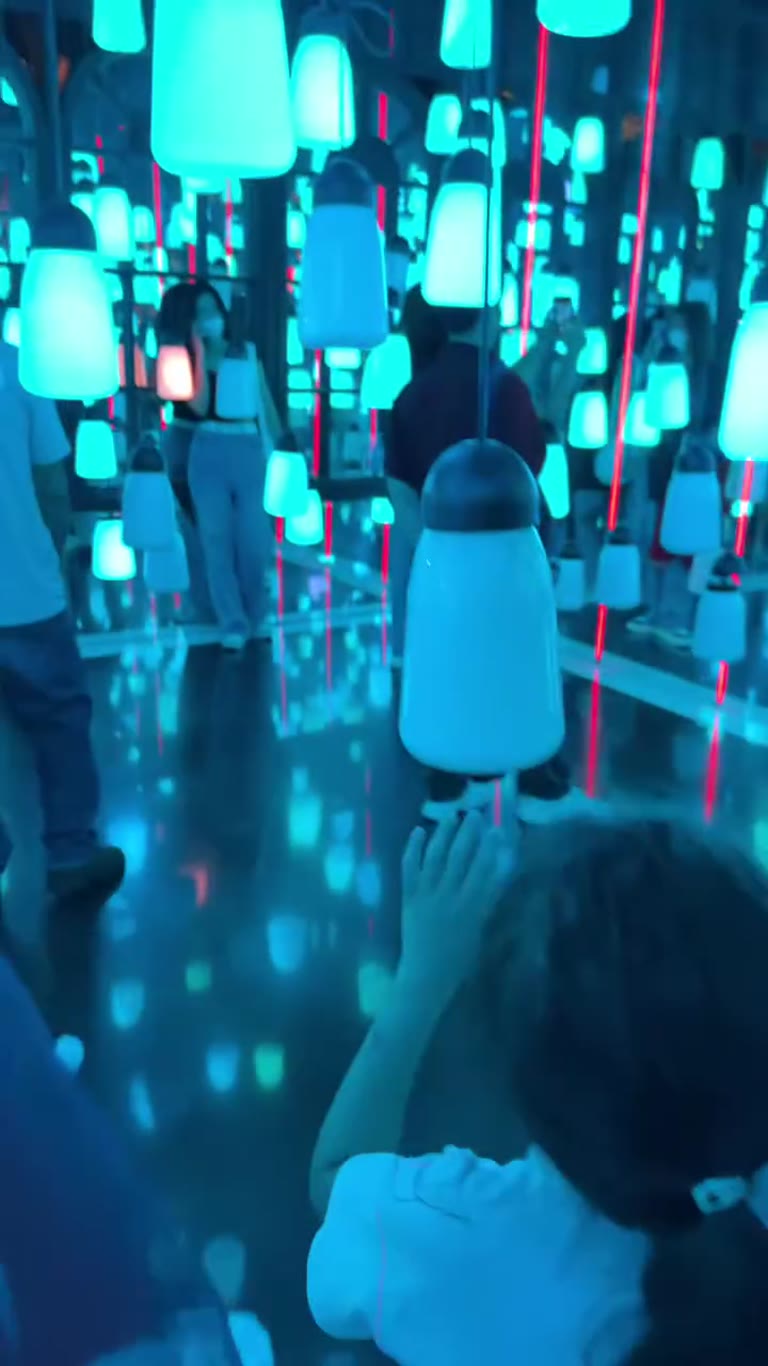Mirrored lantern room in Bangkok