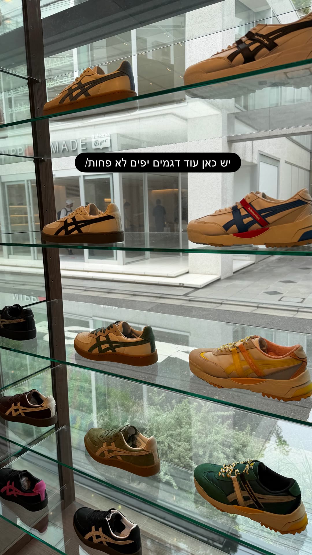 חלון תצוגה בחנות Onitsuka Tiger ביפן