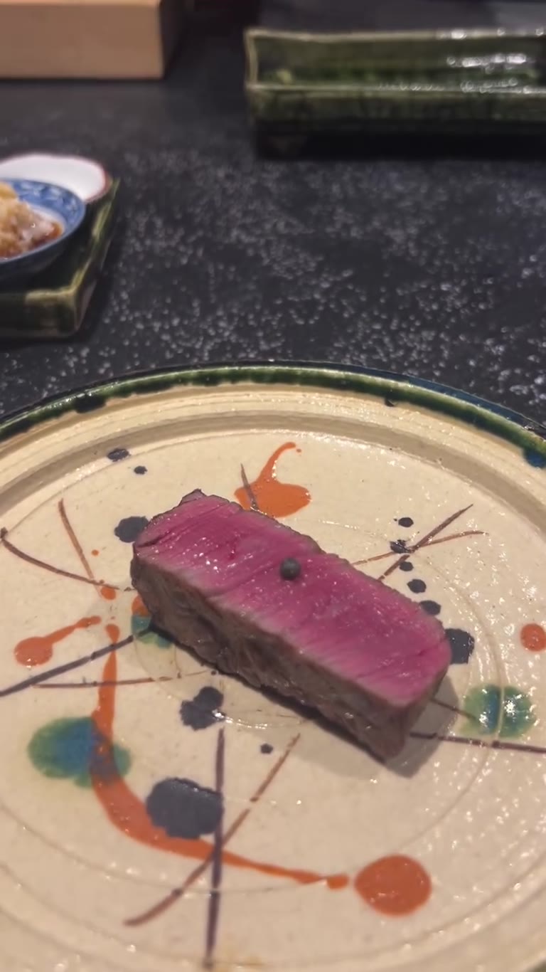 נתח וואגיו ממיאזקי על הקאונטר בטוקיו