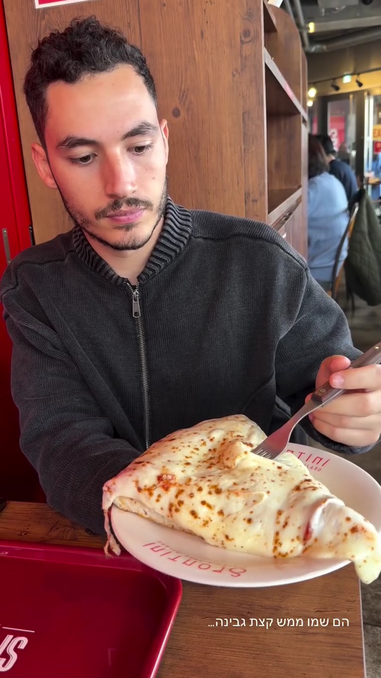 Frontini Tokyo: pizza slice drowning in cheese