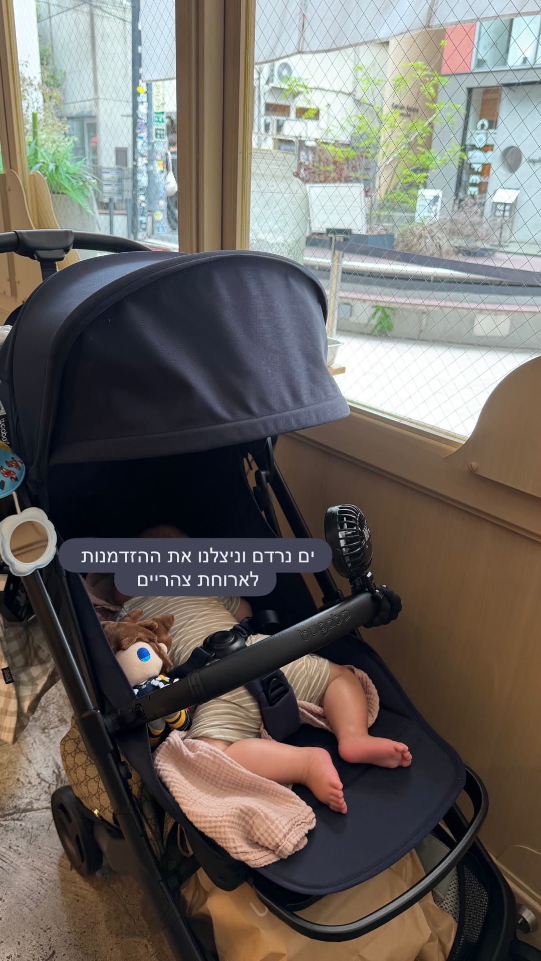 תינוק נרדם בעגלה – הזדמנות לארוחת צהריים