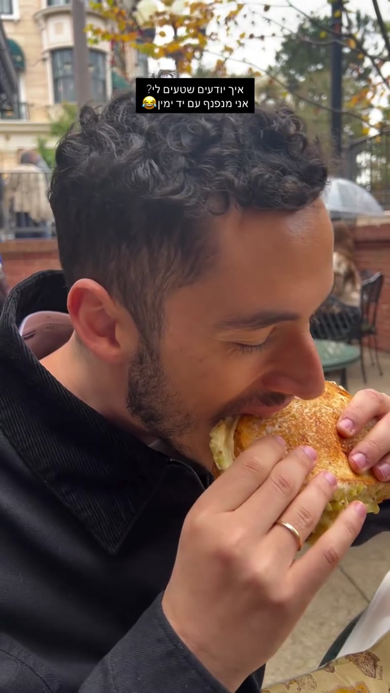 סנדוויץ' חם ברחוב בטוקיו