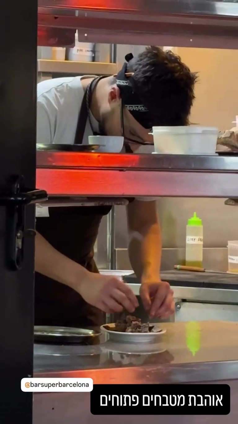 Bar Super Barcelona — open kitchen