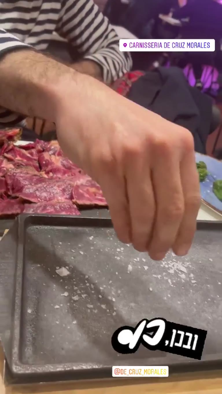 Cooking meat on stone at De Cruz Morales, Barcelona