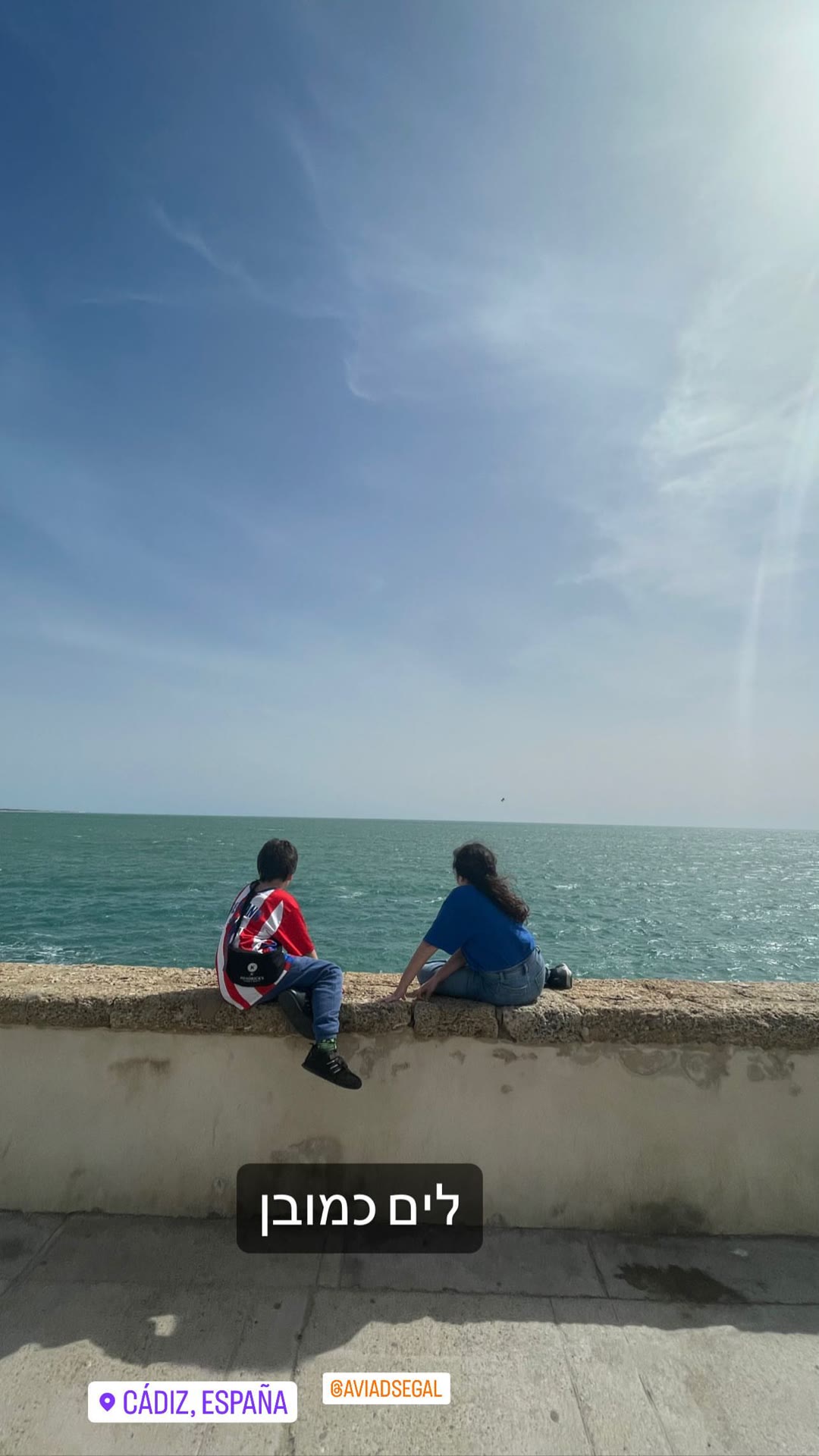 Sea views on the Cádiz waterfront wall