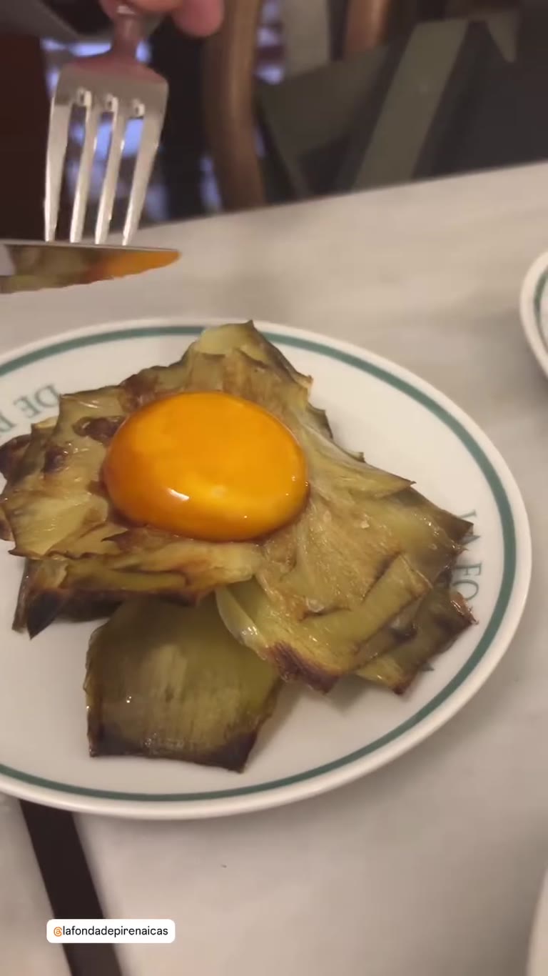 Artichokes with egg yolk at La Fonda de Pirenaicas