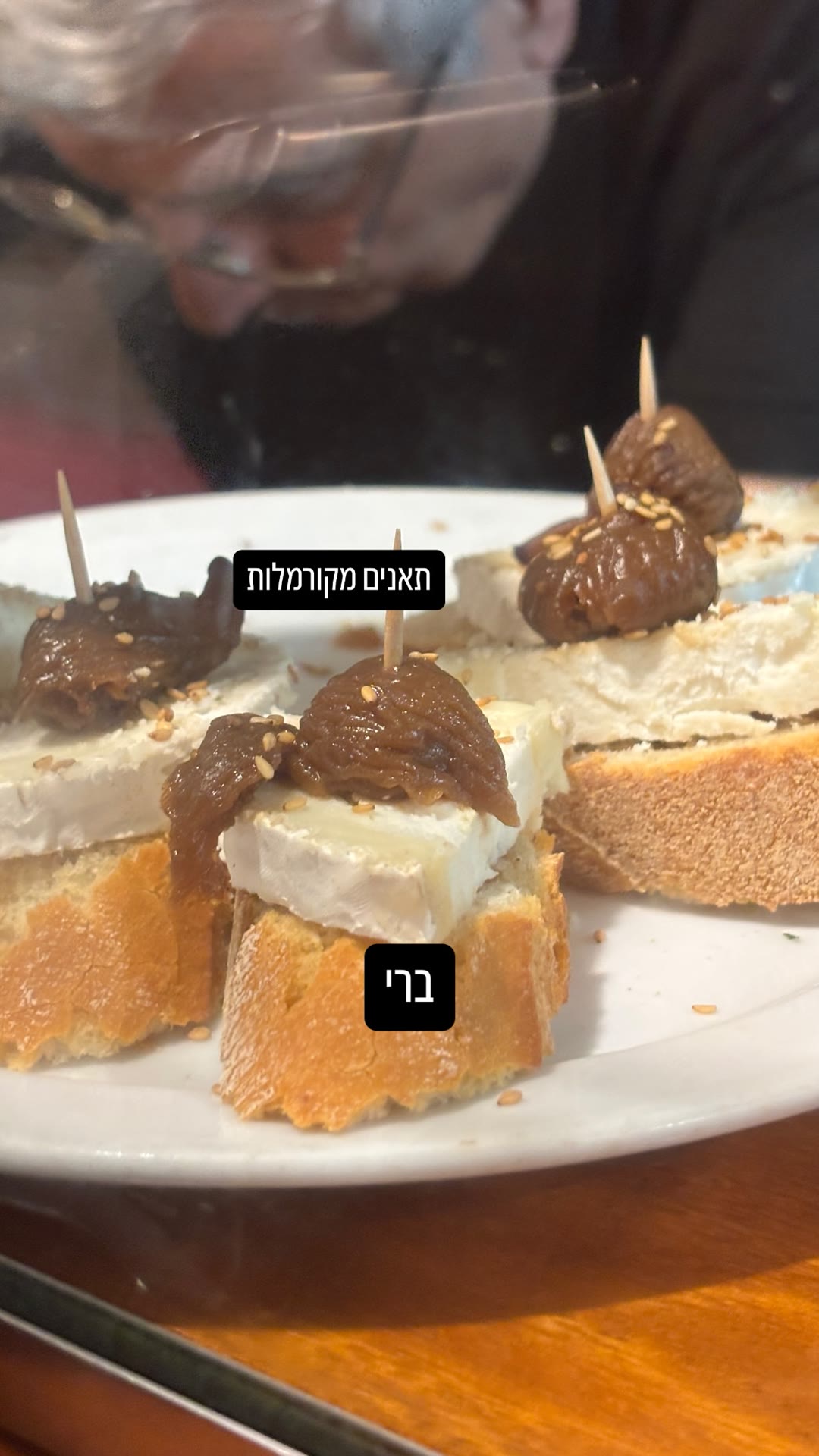 פינטxos ברי ותאנים מקורמלות בברצלונה