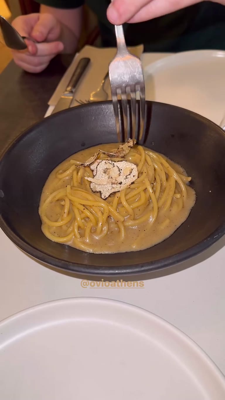 Truffle cacio e pepe at Ovio, Athens