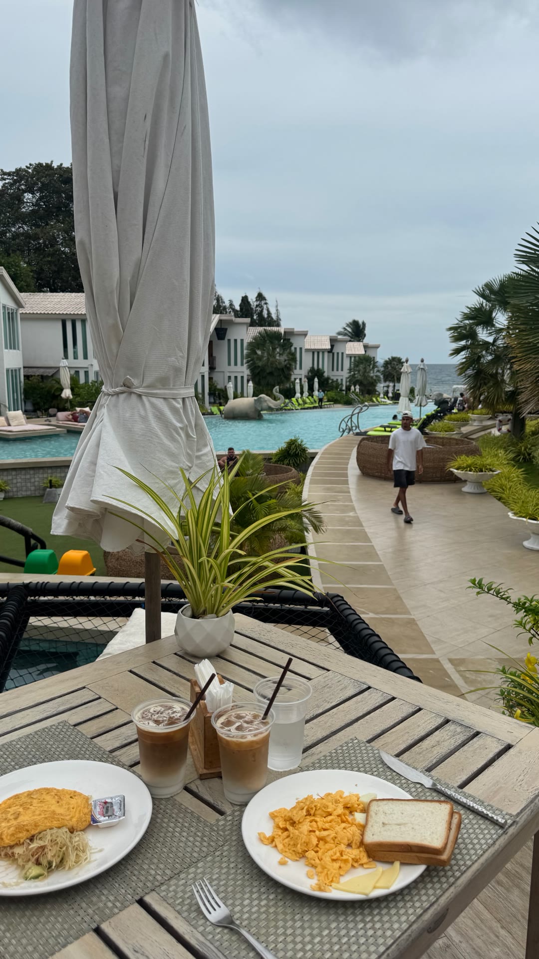 Poolside breakfast at Vannee Golden Sands, Koh Phangan