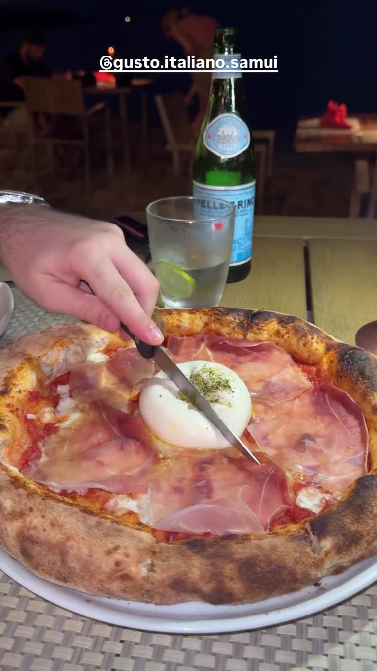 Burrata & prosciutto pizza at Gusto Italiano Samui