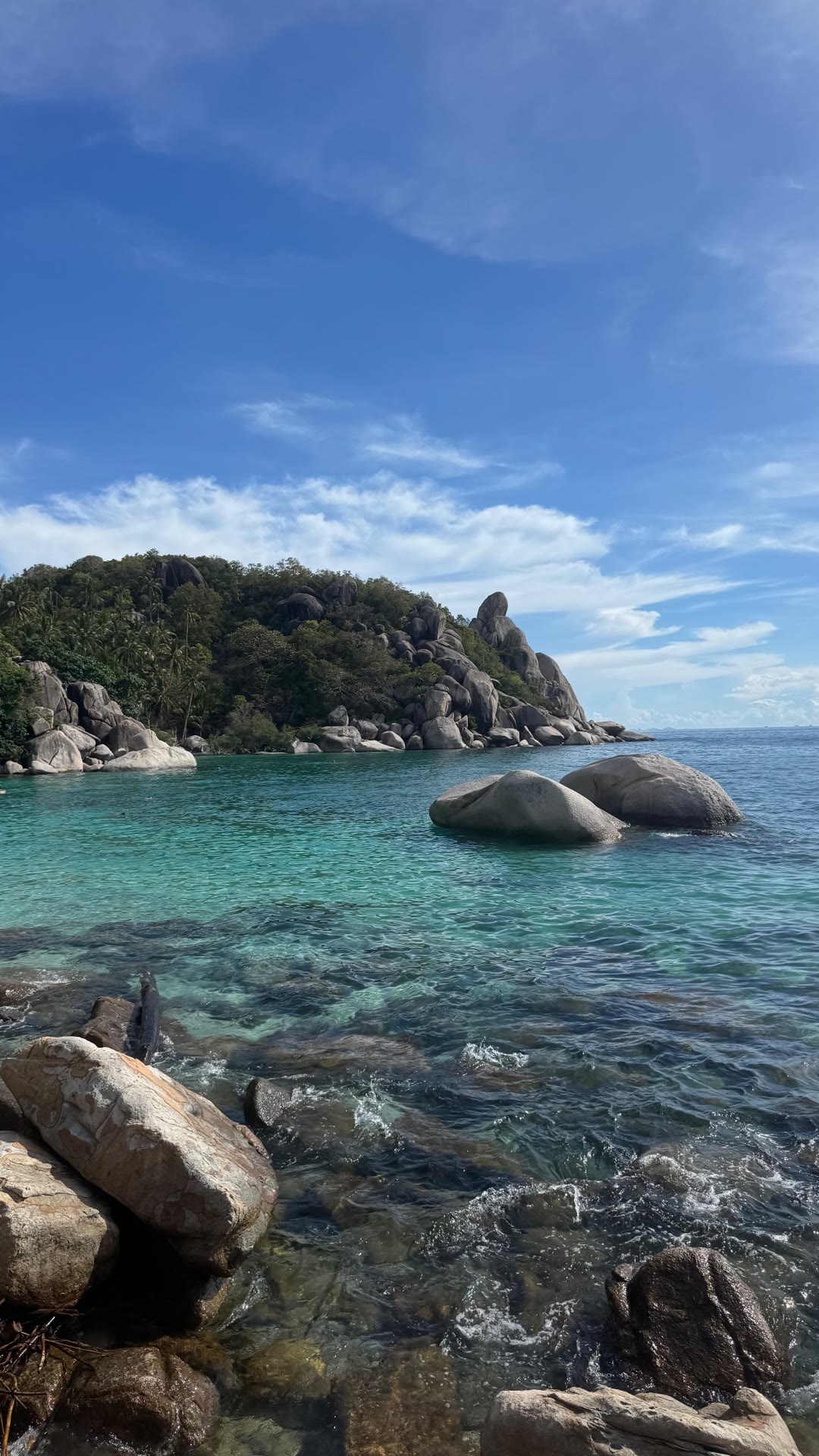 Koh Tao's turquoise rocky bay