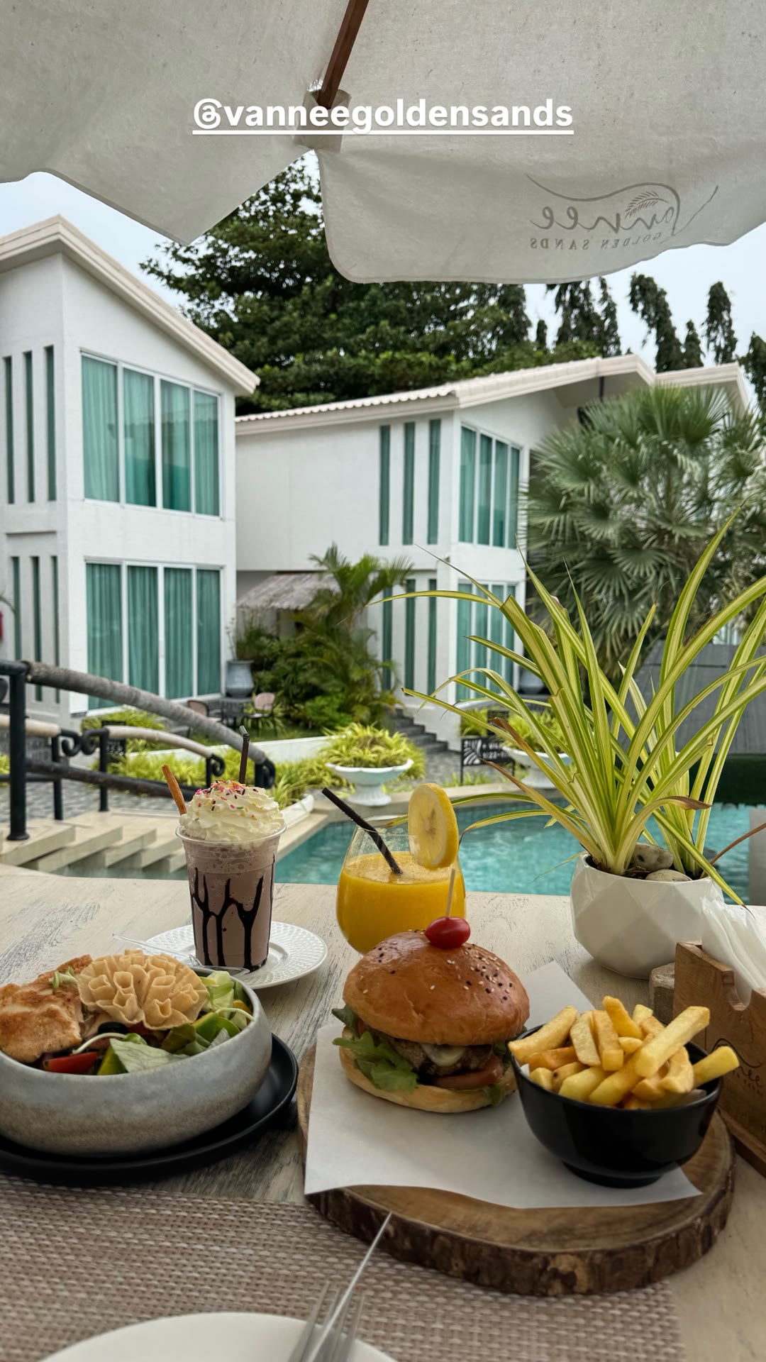 Poolside lunch at Vannee Golden Sands, Koh Phangan