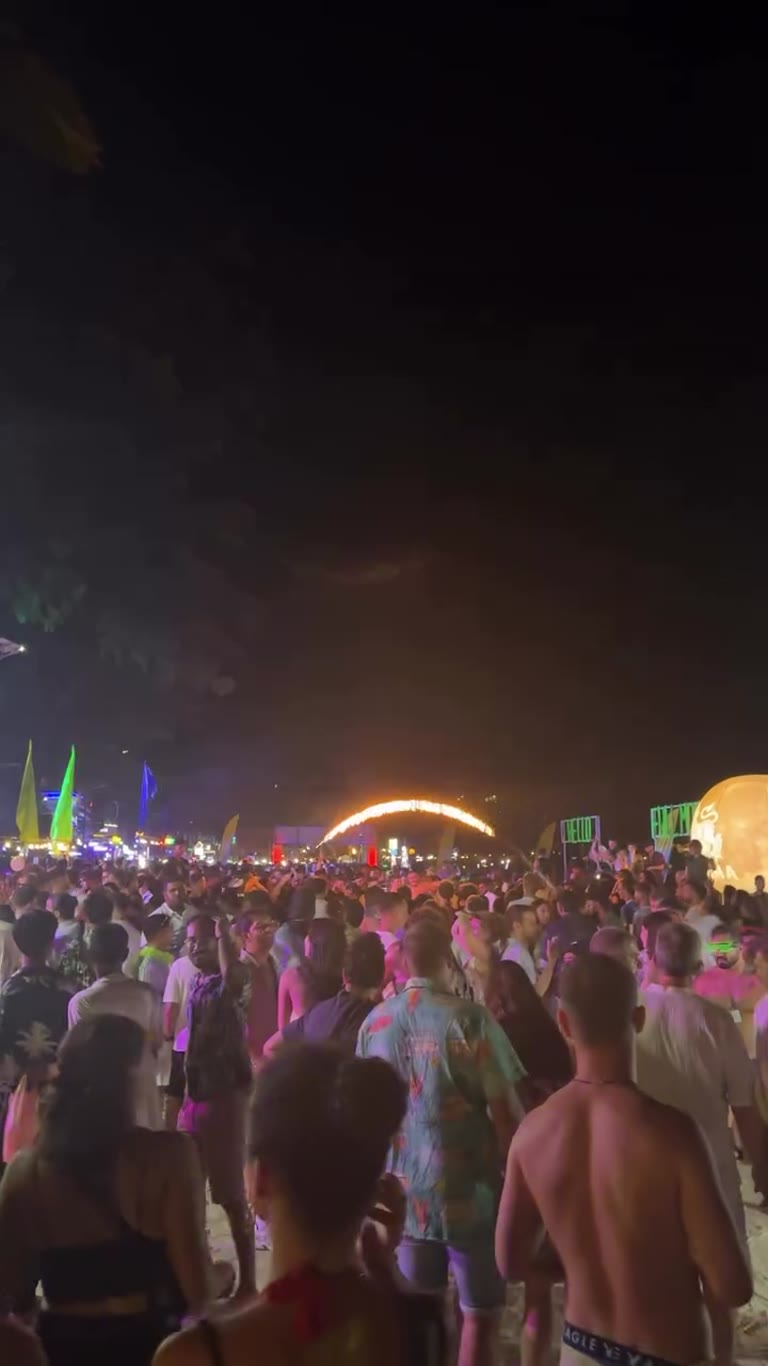 Full Moon Party crowds on Haad Rin, Koh Phangan