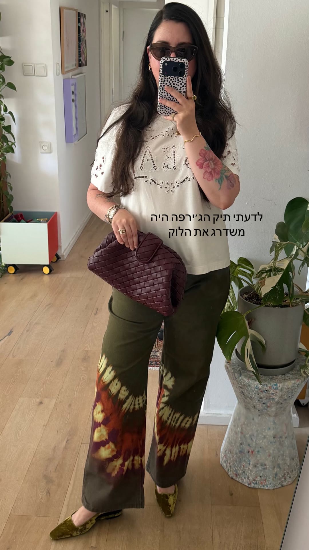 לוק עם תיק ג'ירפה בורדו וג'ינס טאי-דאי