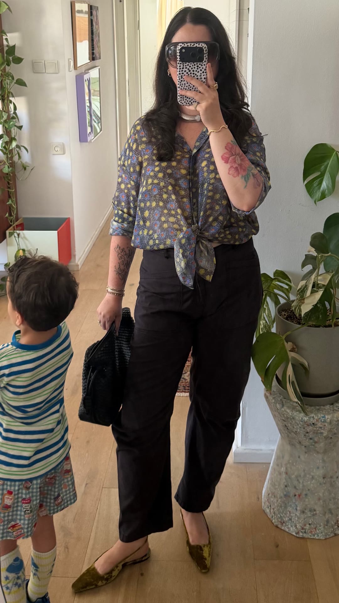 OOTD: חולצה מודפסת קשורה ומכנסי מידי שחורים