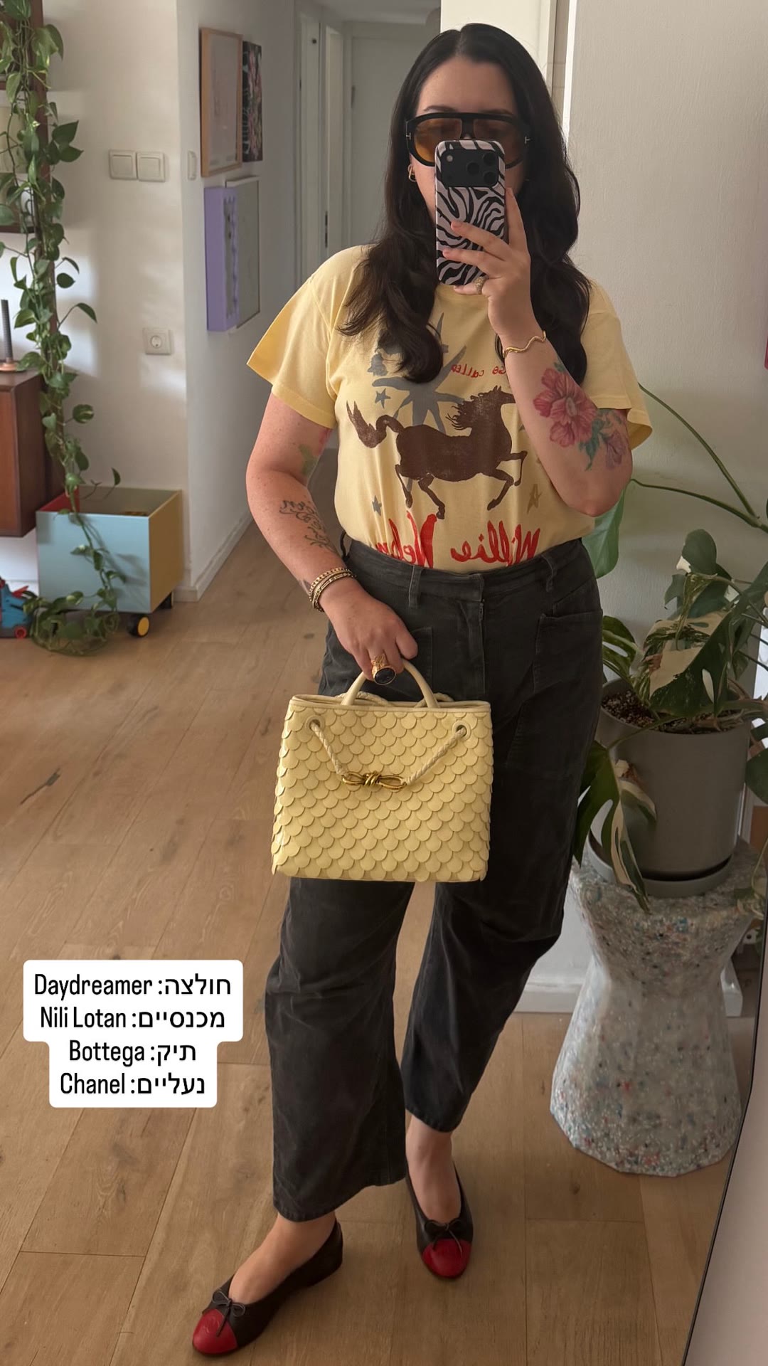 אאוטפיט: חולצת Daydreamer ותיק Bottega צהוב