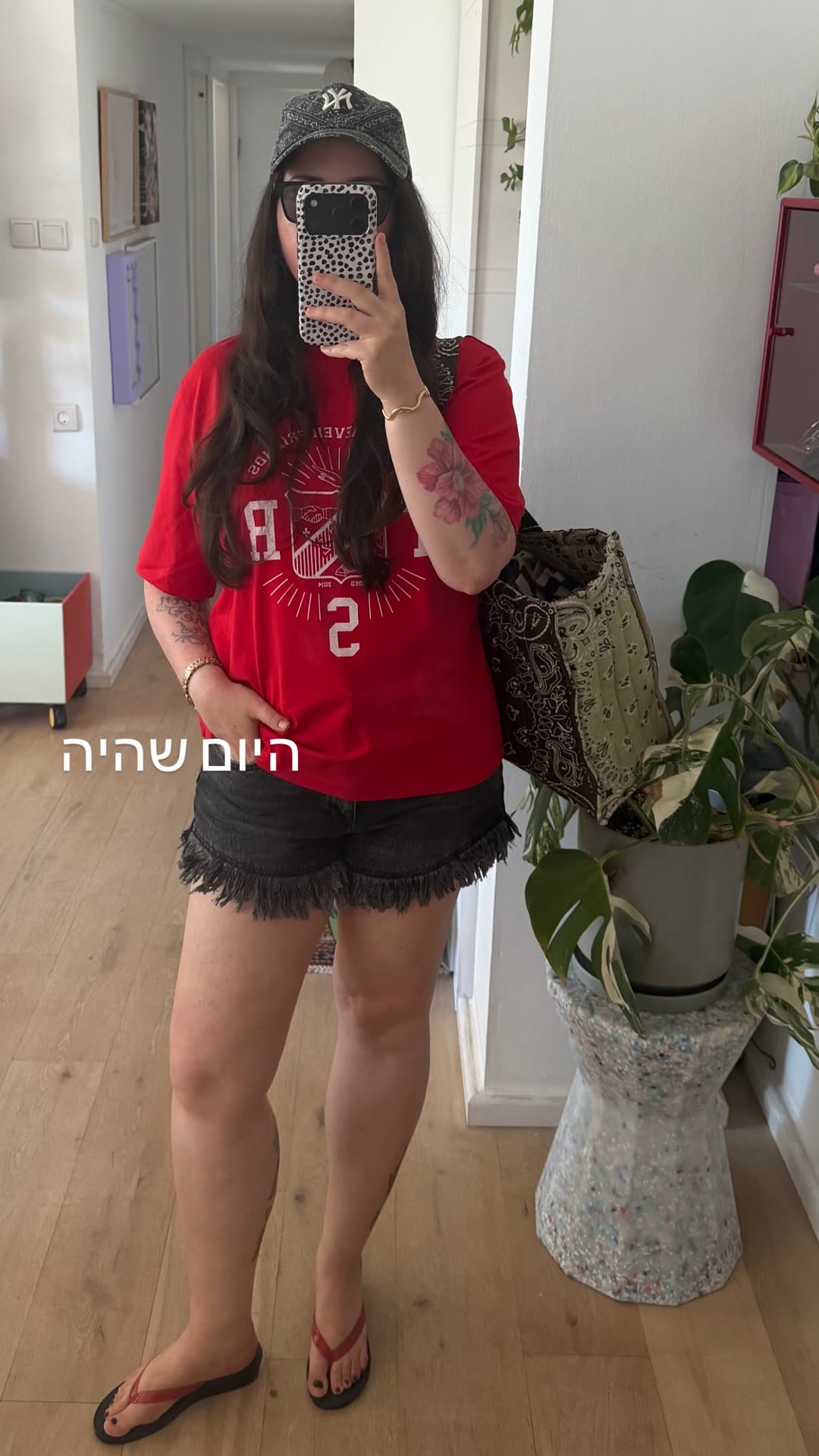 אאוטפיט יומי: טי אדום ושורטס ג'ינס שחור