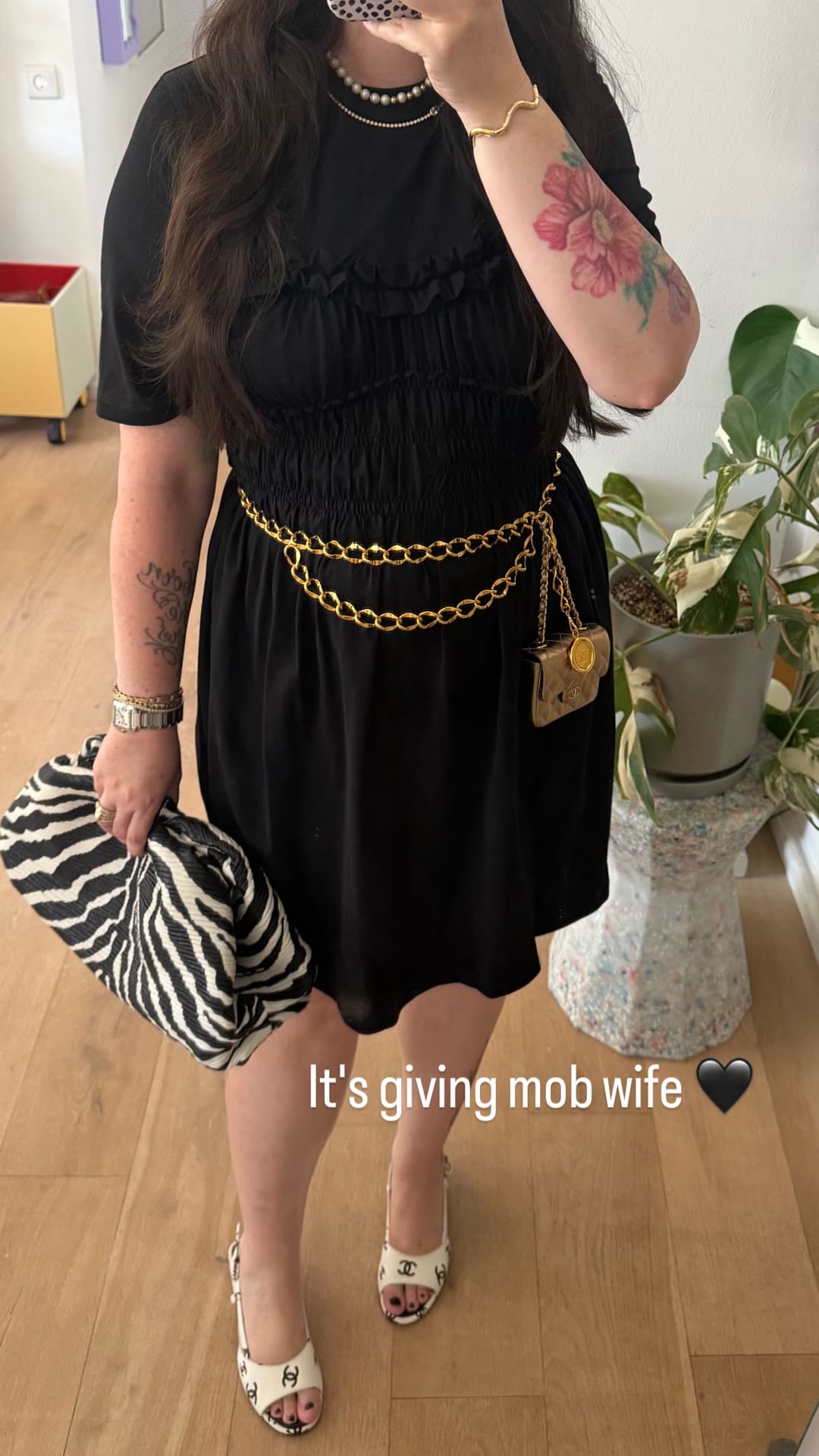 "It's giving mob wife" – black dress + gold Chanel chain belt