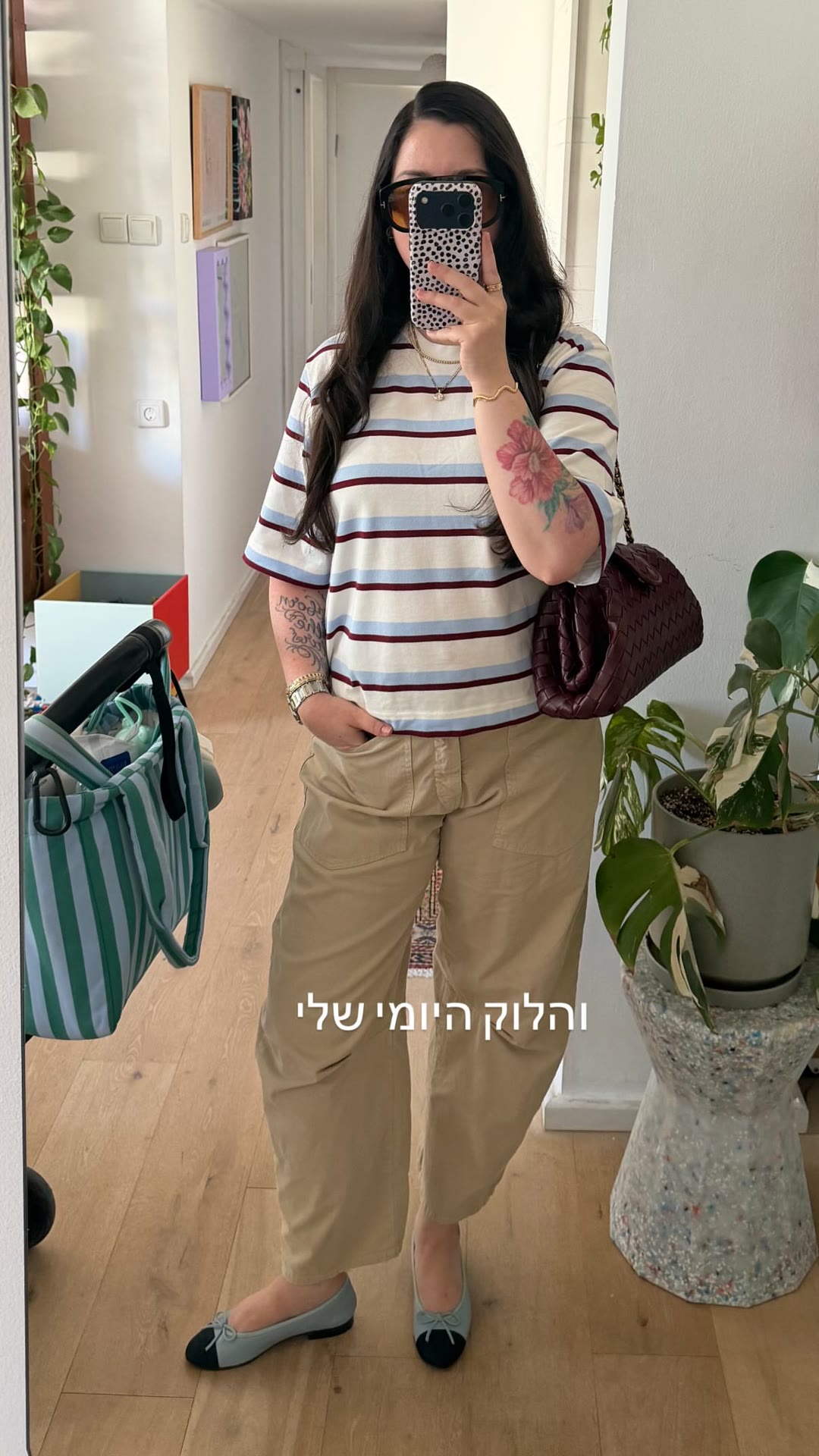 והלוק היומי שלי – חולצת פסים וקרגו בז'