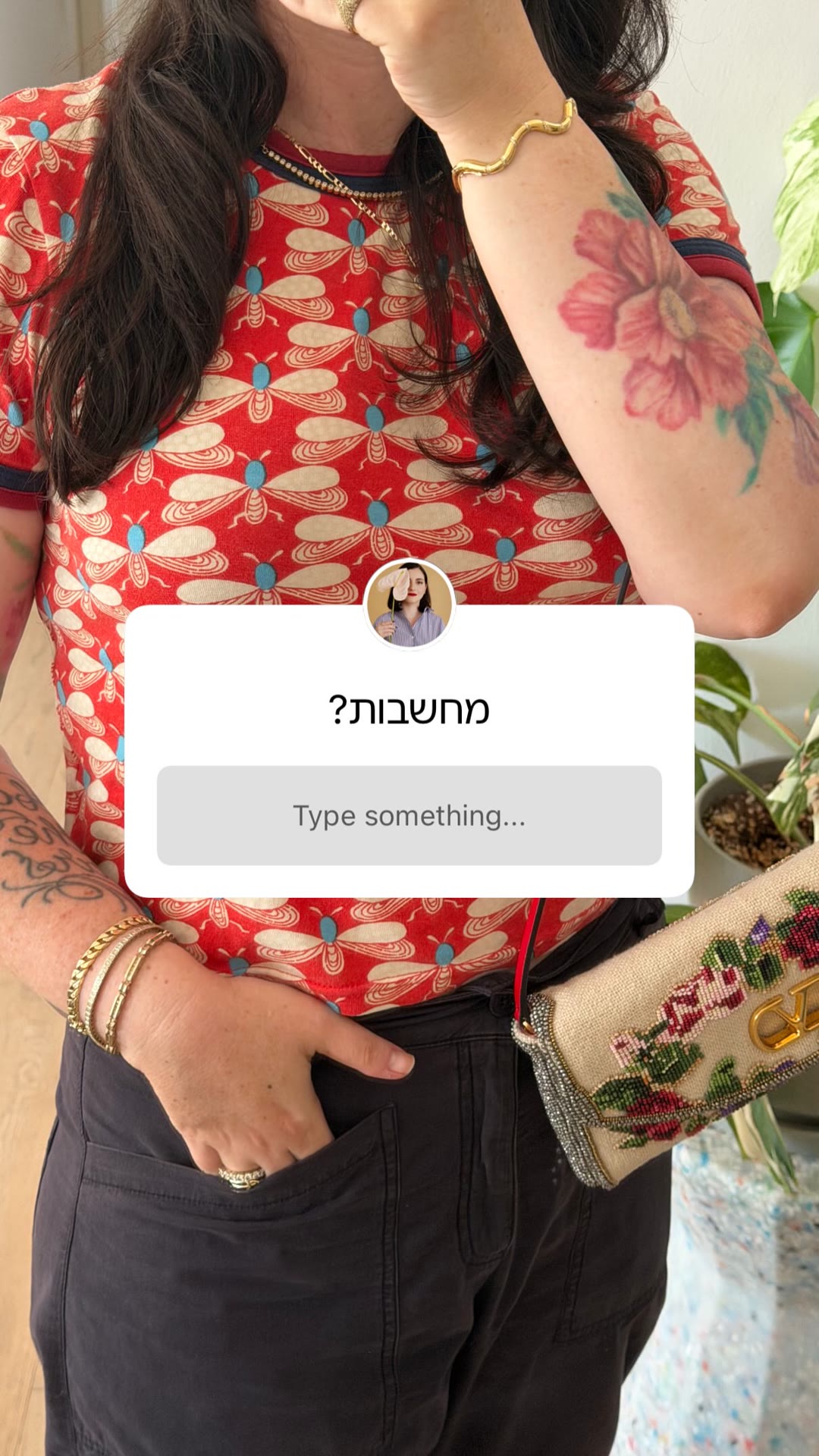לוק יומי עם חולצת פרפרים אדומה + שאלה "מחשבות?"