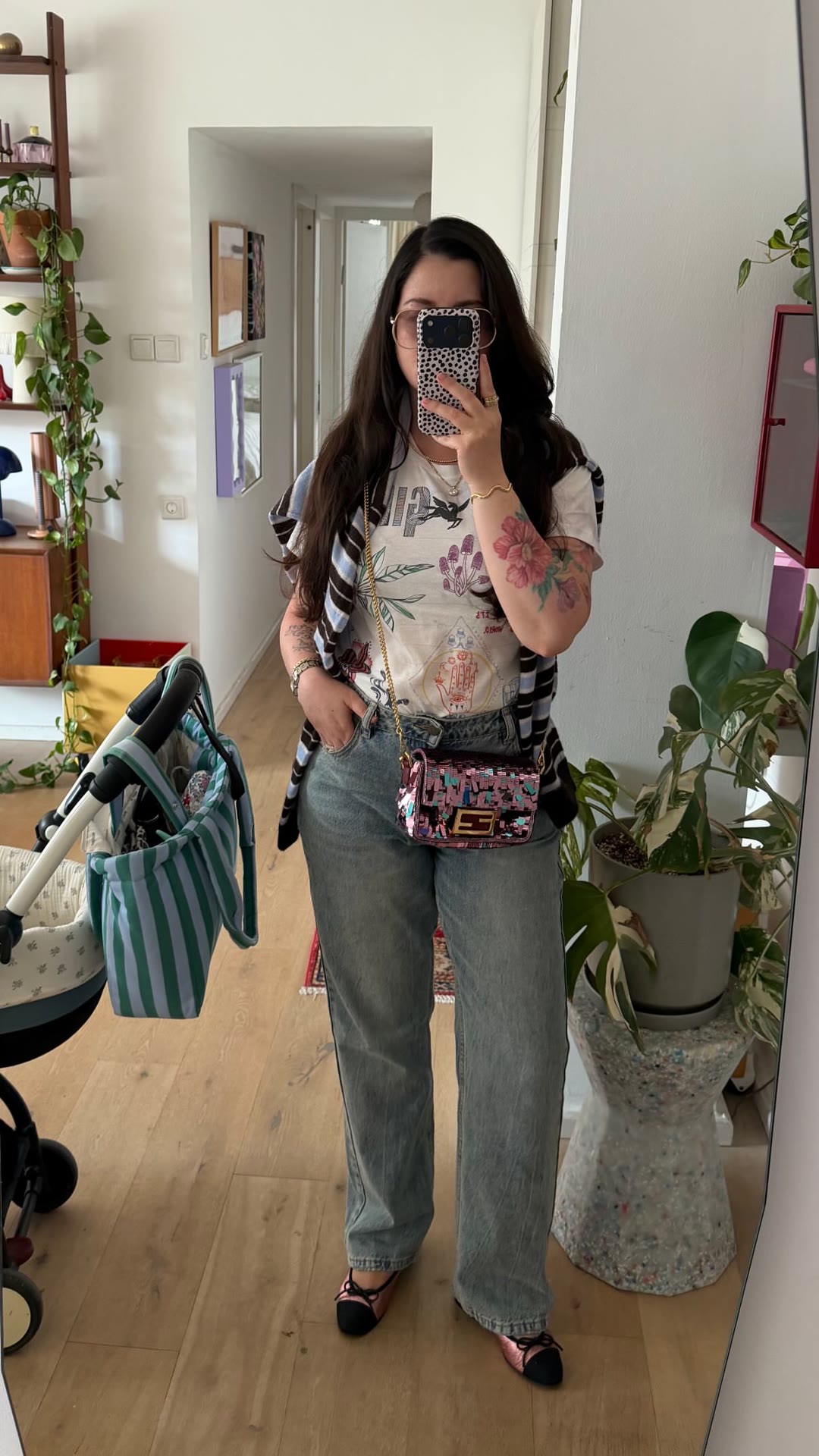 OOTD: גרפיק טי, ג'ינס רחב ובלרינות