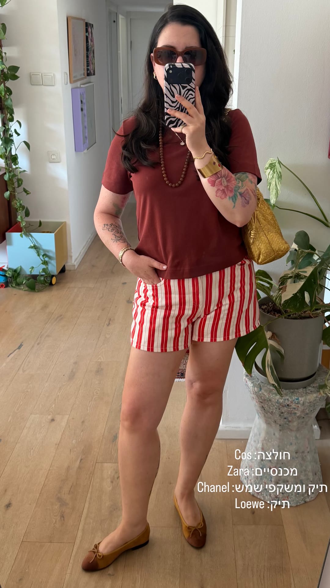 אאוטפיט: חולצה Cos, מכנסי פסים Zara