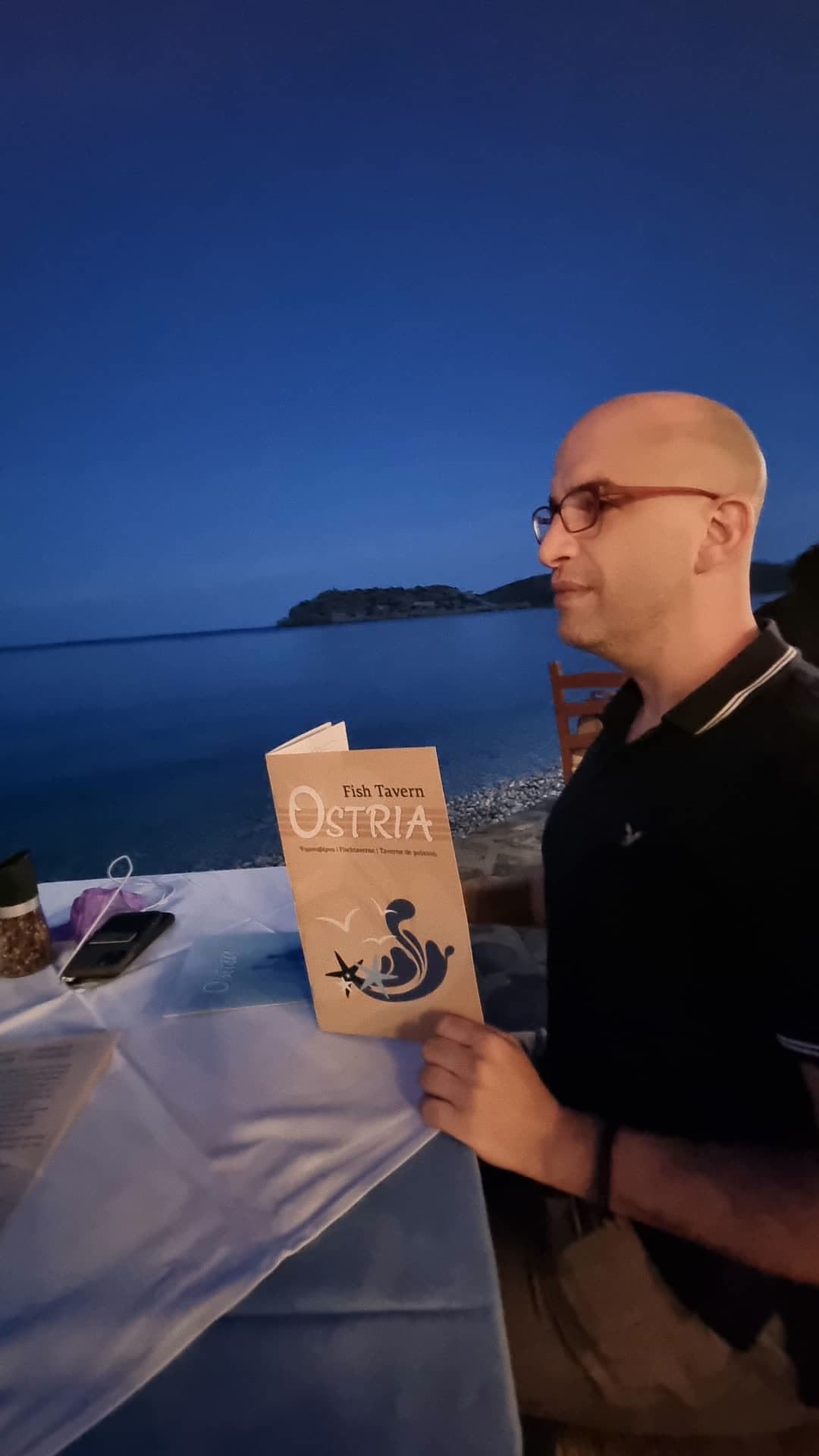 ארוחת ערב בטברנת הדגים Ostria מול הים בכרתים