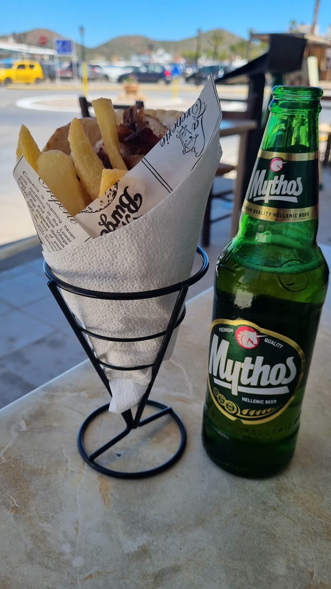 פיתה גירוס עם צ'יפס ובירה Mythos בכרתים