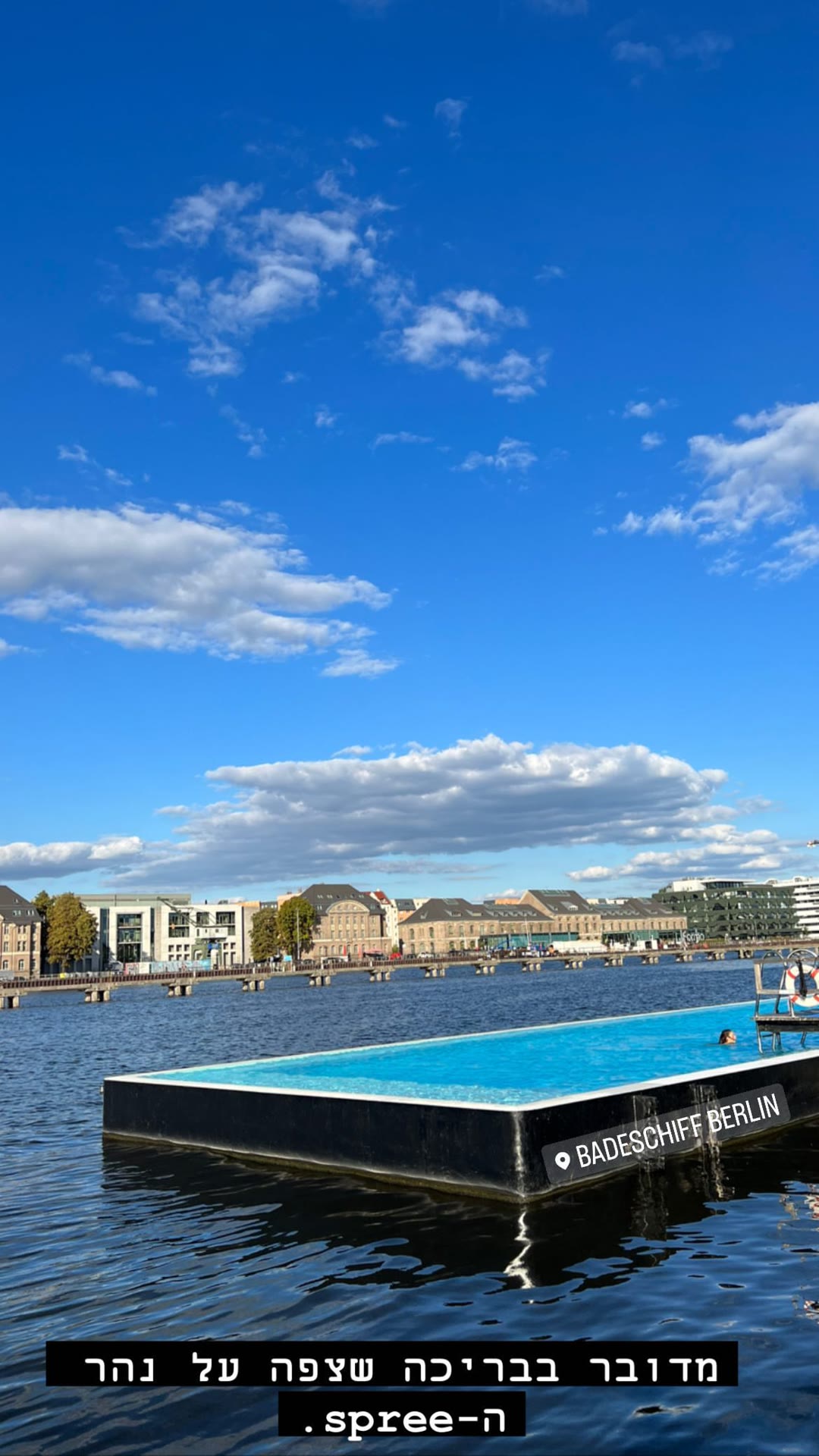 Badeschiff Berlin – בריכה צפה על נהר השפרה