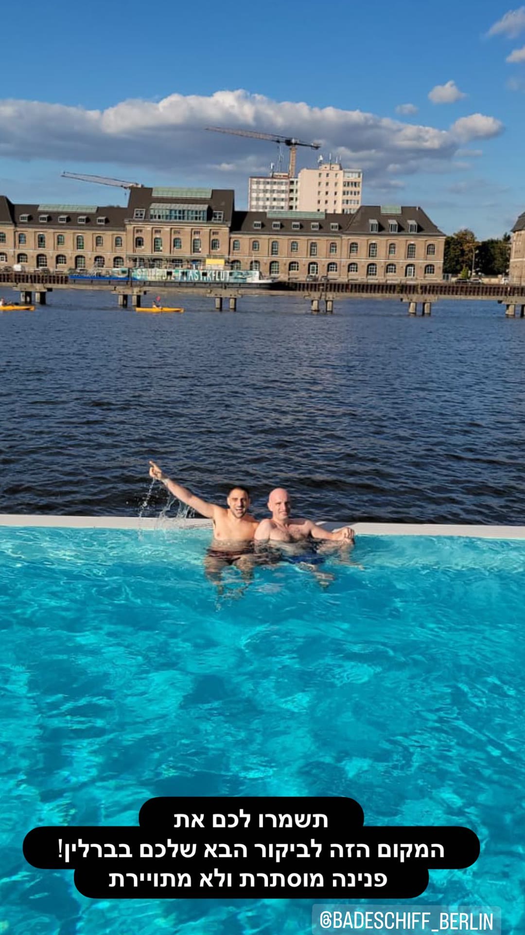Badeschiff Berlin – בריכה צפה על נהר השפרה