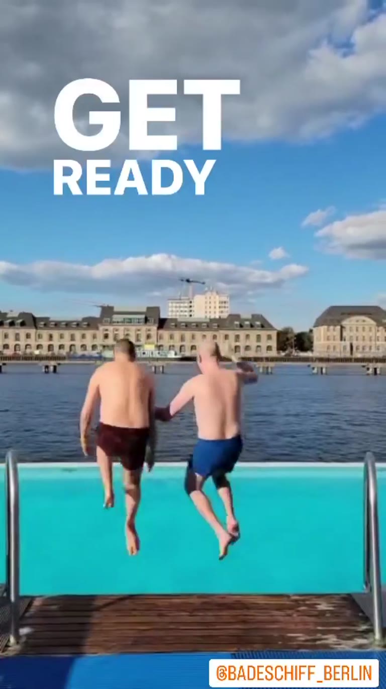 קפיצה לבריכה הצפה Badeschiff בברלין