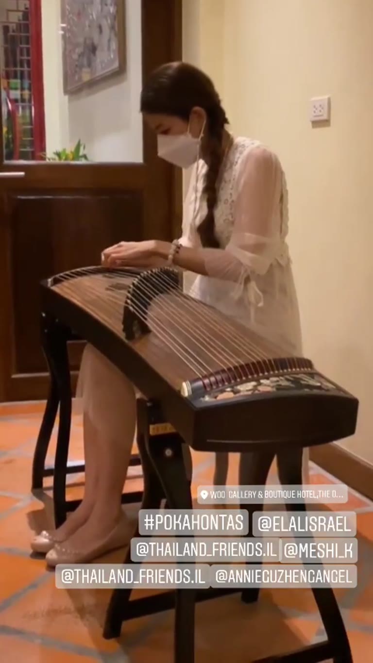 נגינת גוג'נג ב-WOO Gallery & Boutique Hotel בפוקט