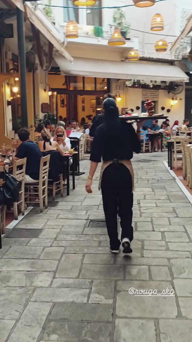 Η Ρούγα – טברנה בסמטה בסלוניקי