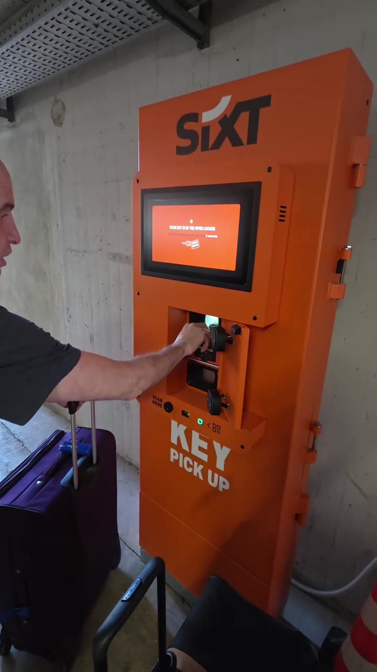 איסוף מפתח לרכב שכור מעמדת Sixt באיטליה