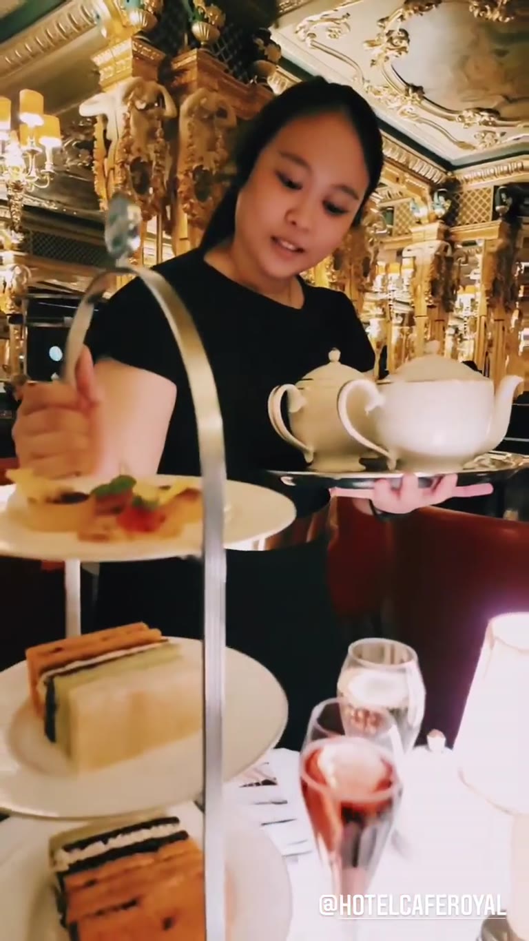 תה מנחה ב-Hotel Café Royal בלונדון