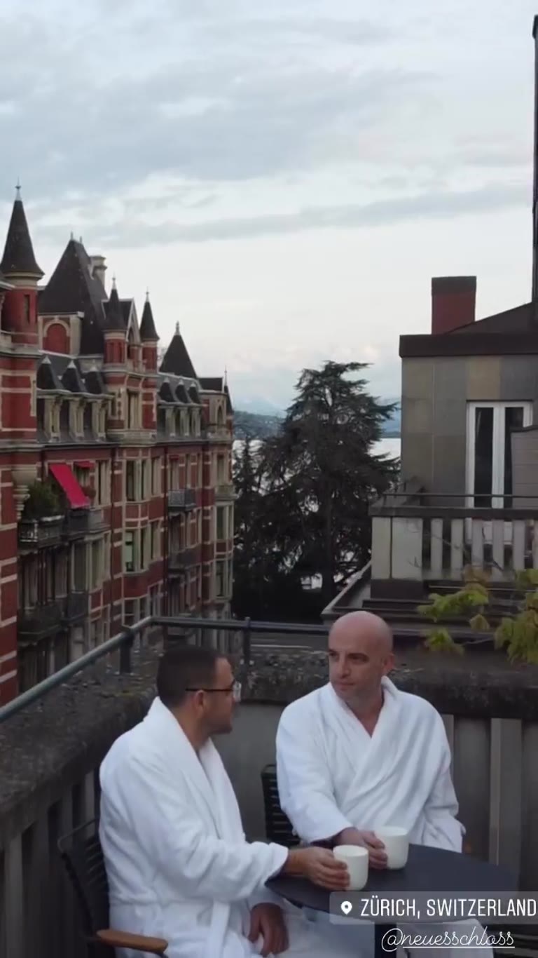 בוקר במרפסת של Neues Schloss Privat Hotel בציריך