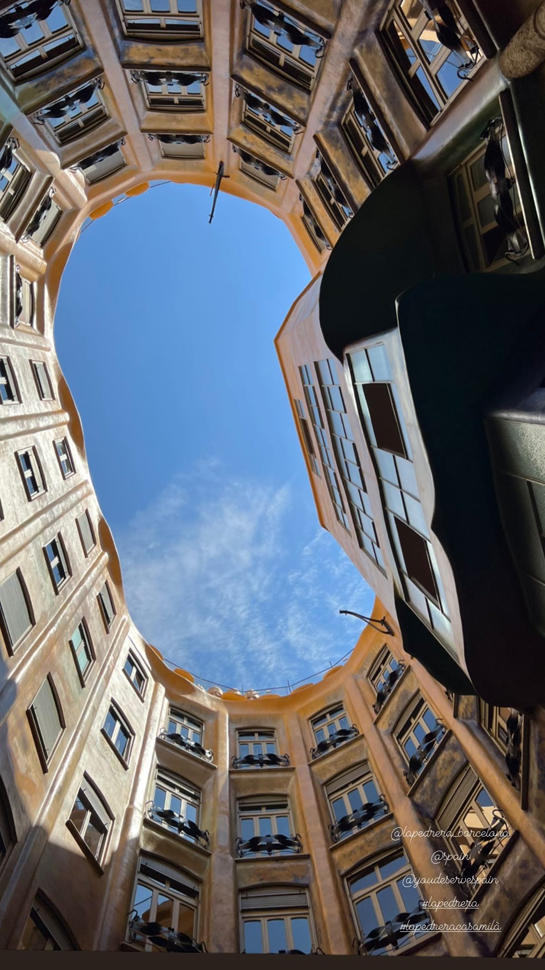 החצר הפנימית של La Pedrera (Casa Milà) בברצלונה