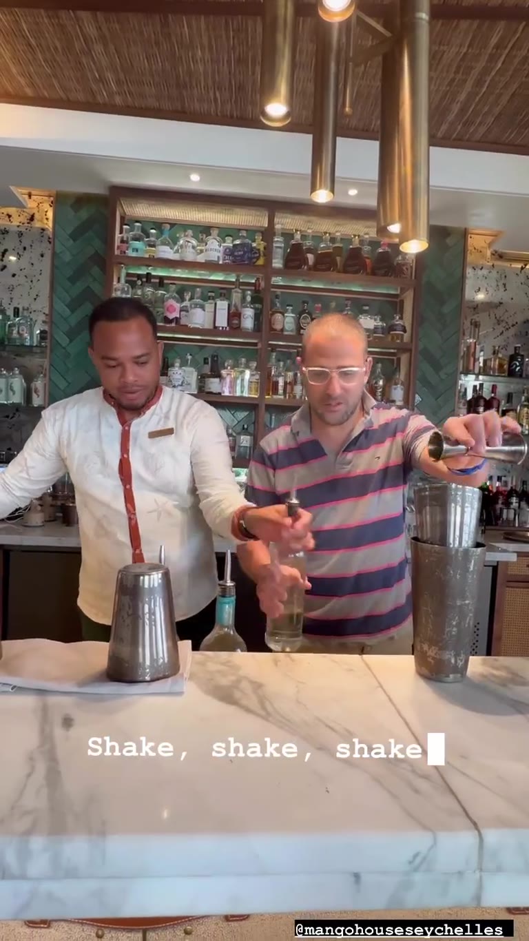 מכינים קוקטייל בבר של Mango House Seychelles