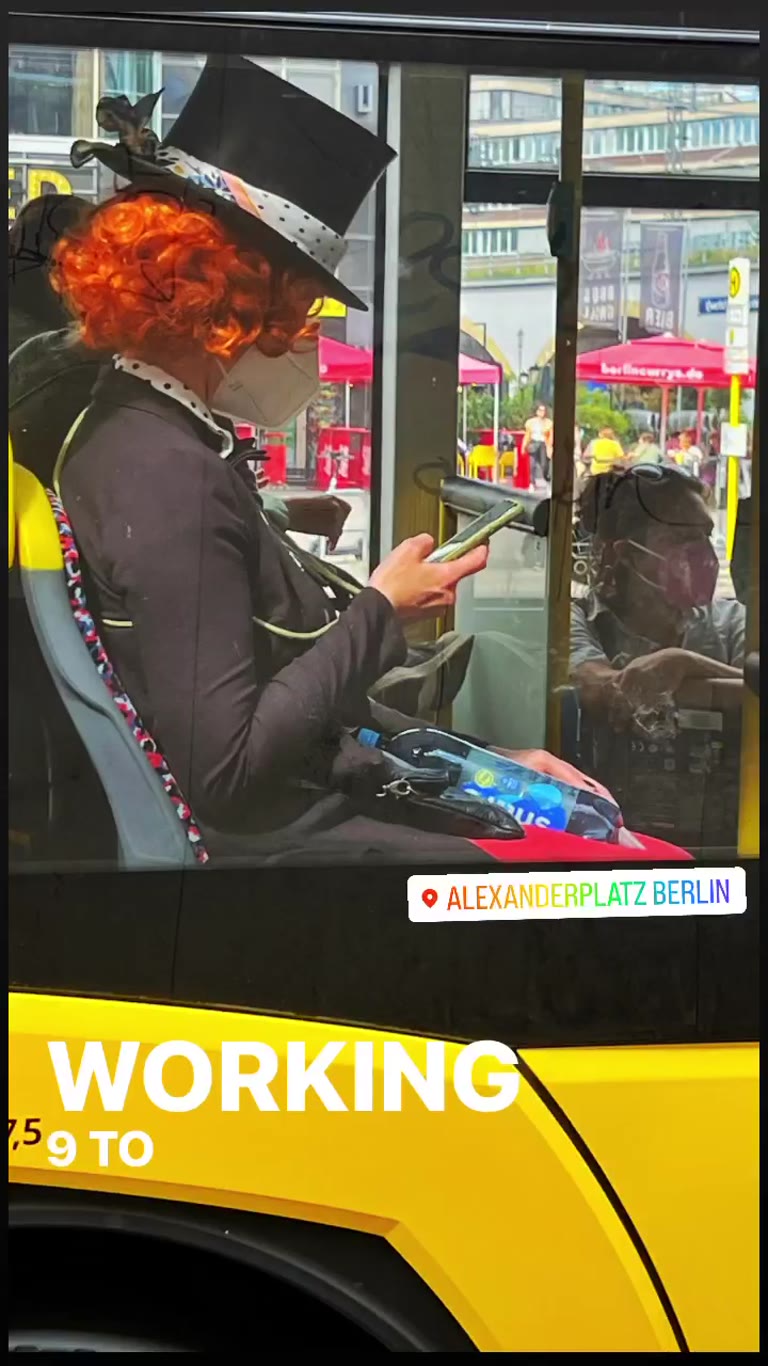 נוסע בתחפושת באוטובוס באלכסנדרפלאץ, ברלין