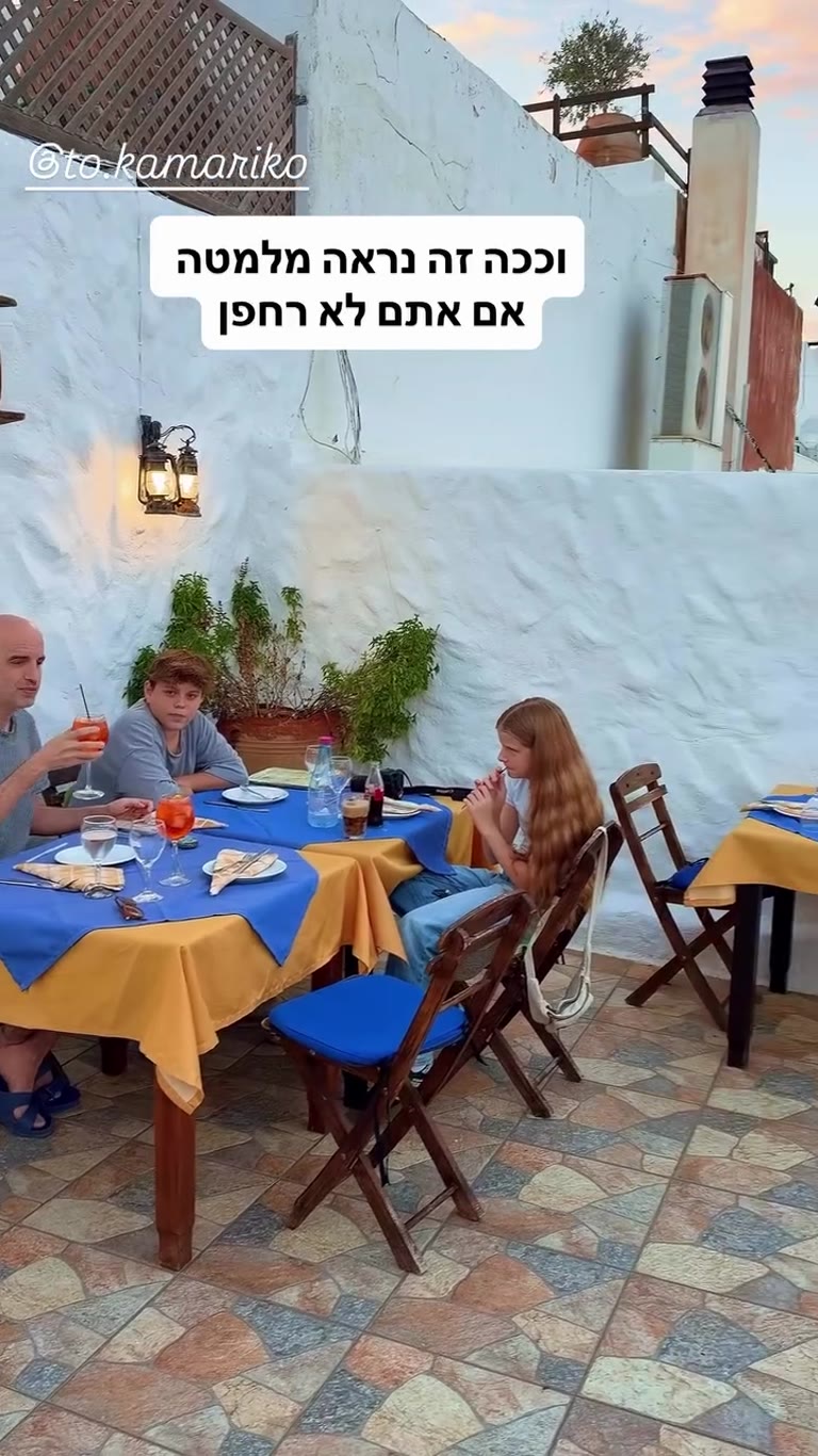 ארוחת שקיעה על הגג ב-Το Καμαρικό, לינדוס