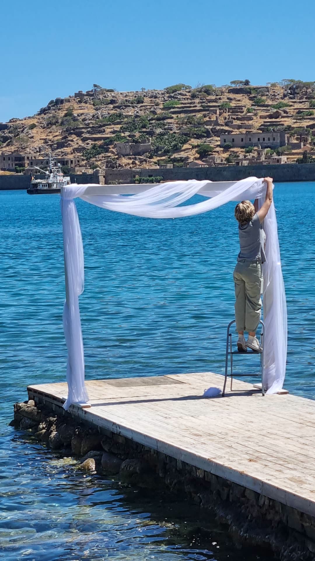 הכנות לחתונה על המזח מול ספינלונגה, כרתים