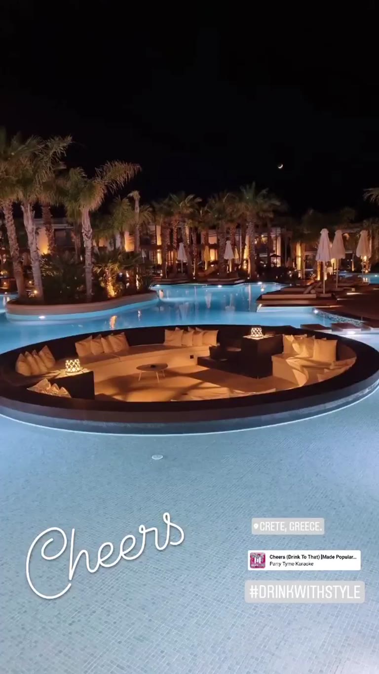 בריכת לילה מרהיבה בכרתים
