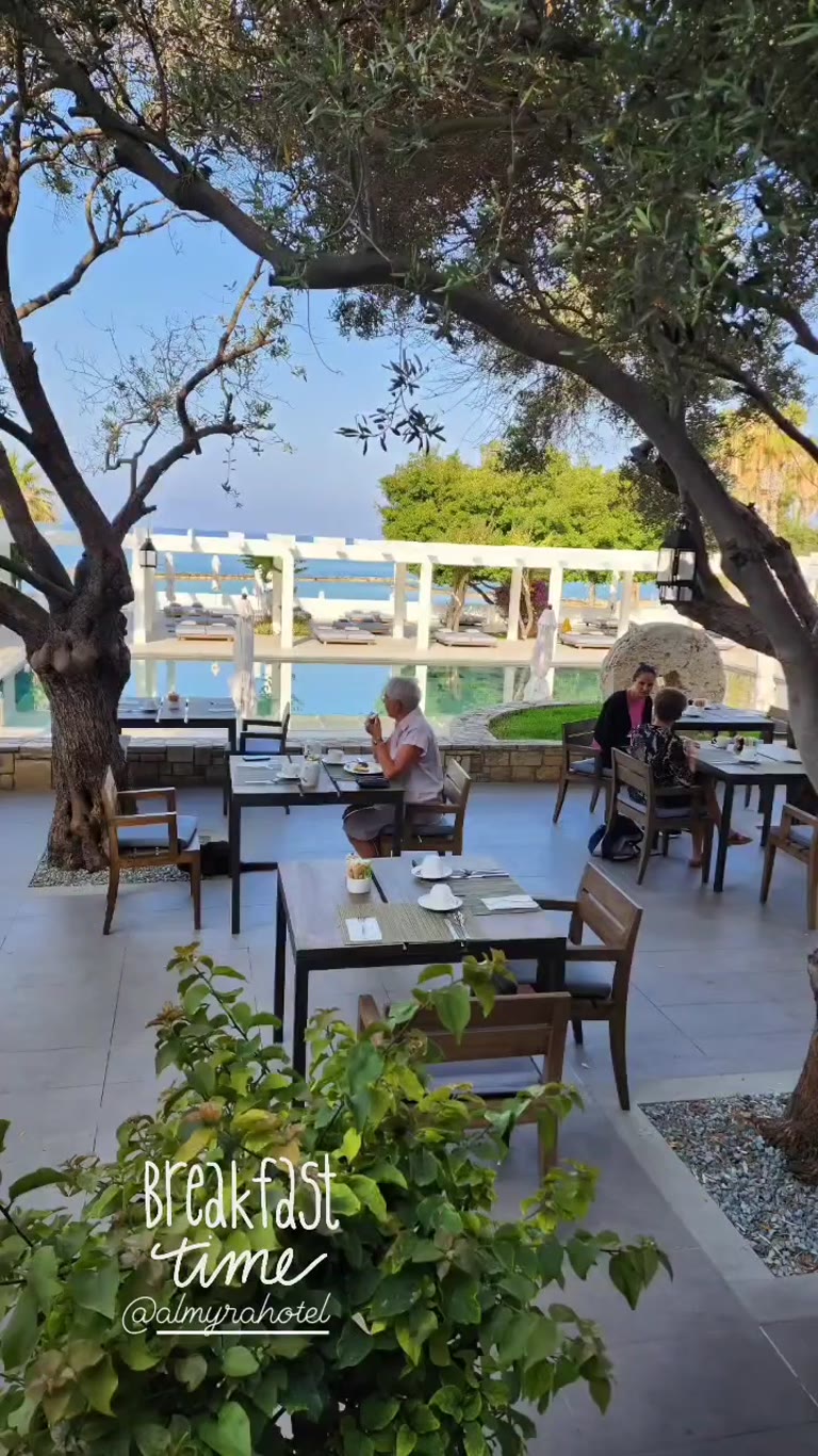ארוחת בוקר ב-Almyra Hotel בפאפוס