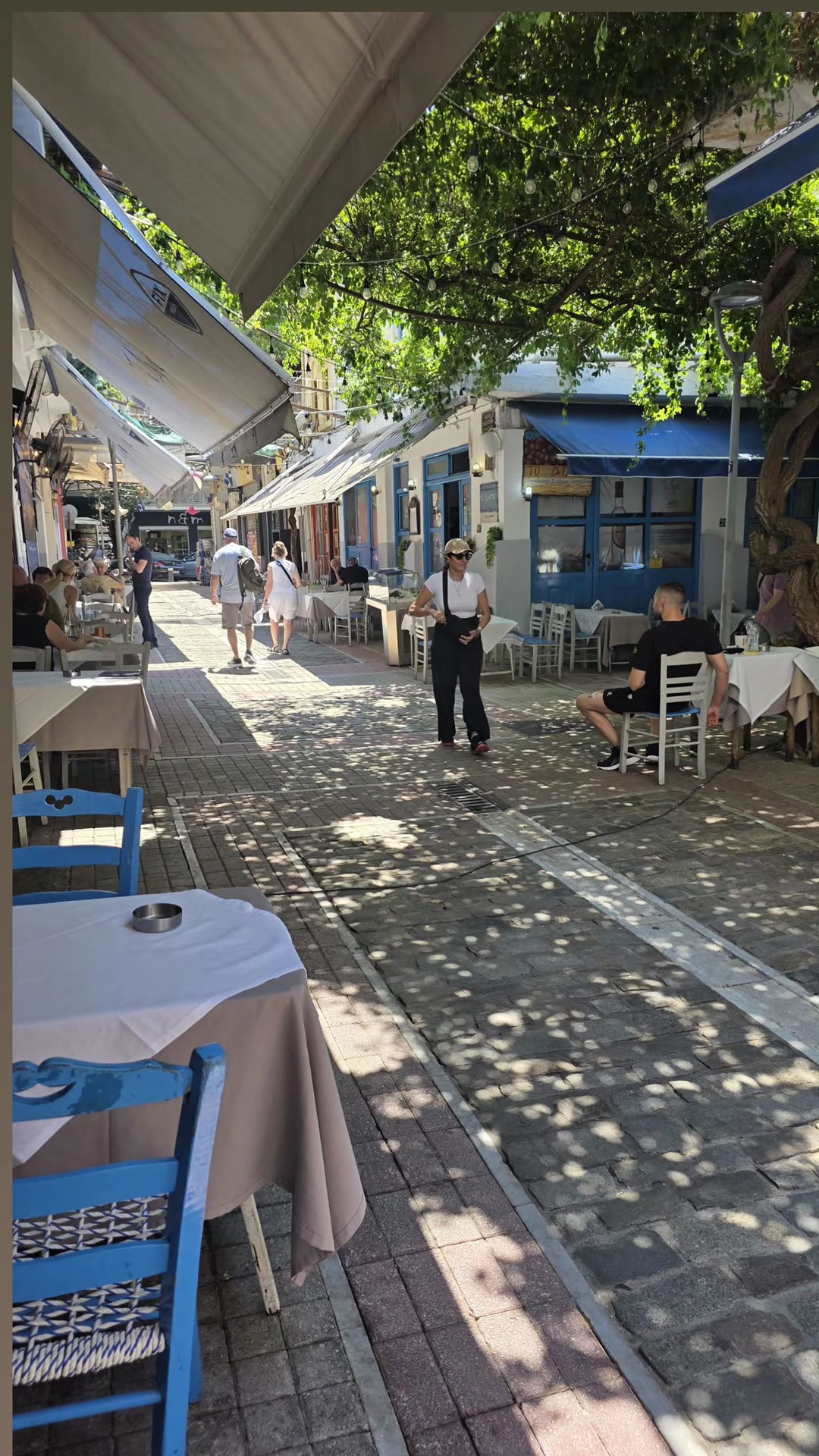 סמטת טברנות מוצלת בסלוניקי