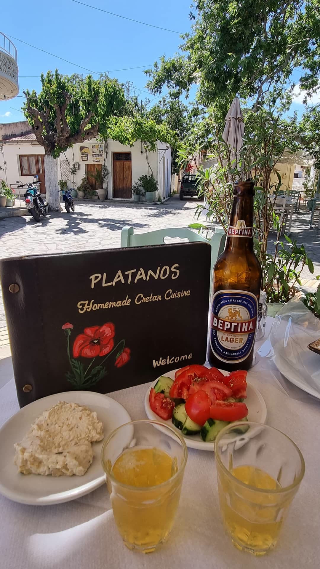 ארוחה בטברנת Platanos בכרתים