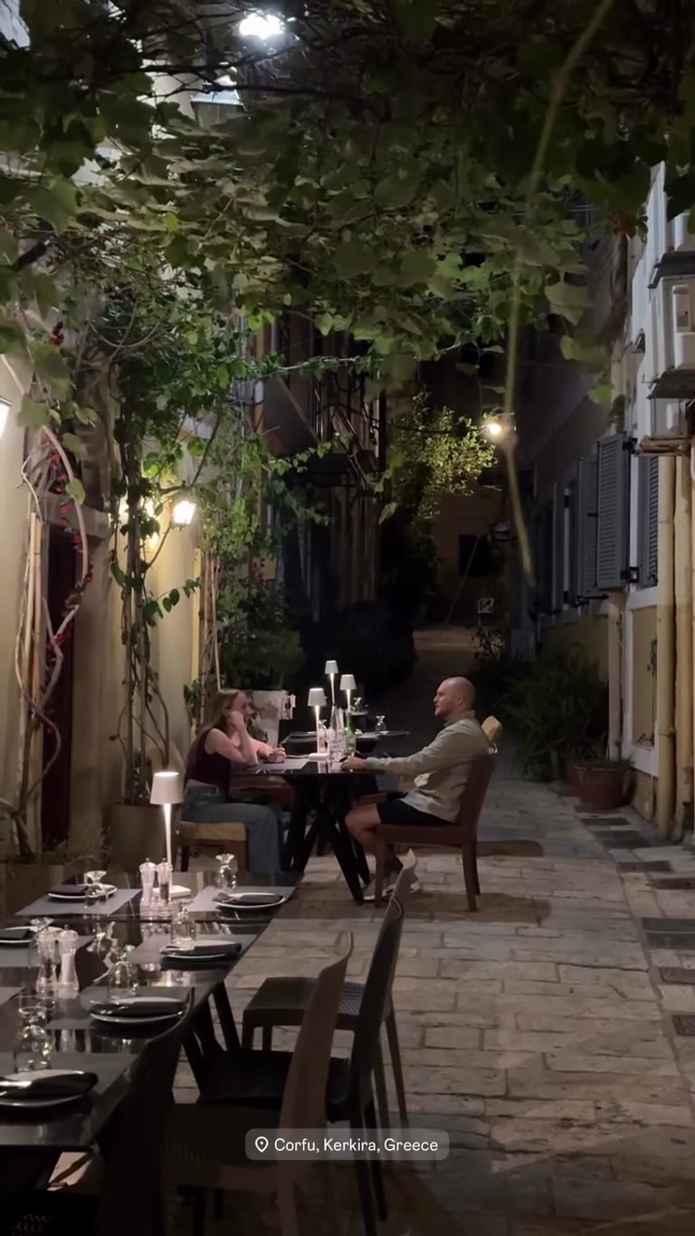 ארוחת ערב בסמטה מוארת בקורפו