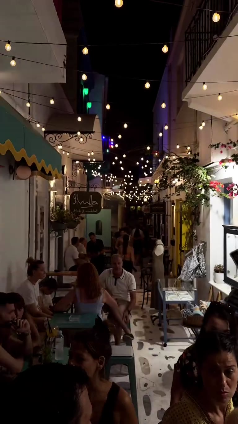 סמטת הלילה התוססת בטינוס