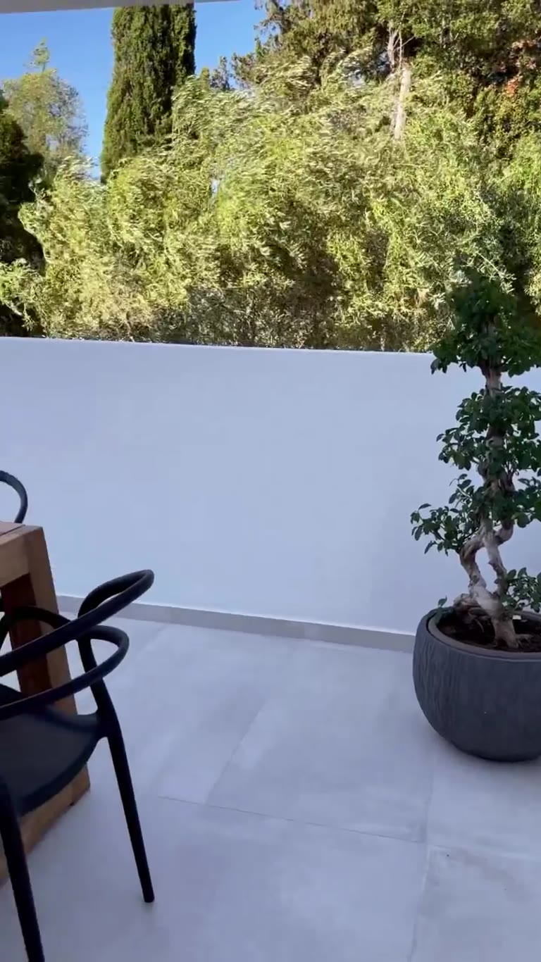 מרפסת וילה עם נוף למפרץ בקורפו